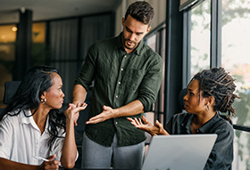 Zo pakt u een arbeidsconflict goed aan. ArboNed geeft vier praktische tips
